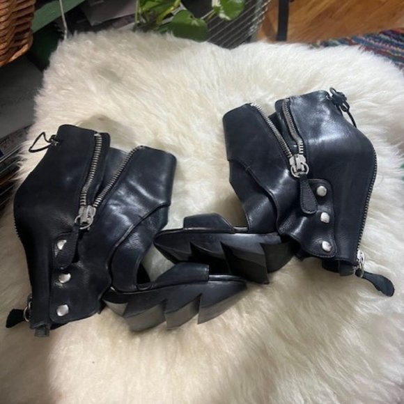 CAMILLA SKOVGAARD Shoes - Camilla Skogaard Black Leather Ankle Booties, with Hidden Heels.